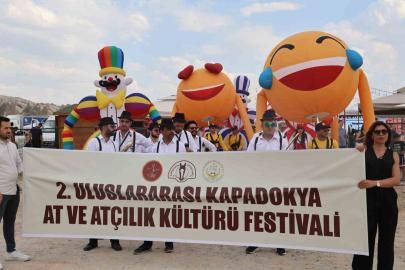 Kapadokya’da güzellikleriyle büyüleyen atlar podyuma çıktı