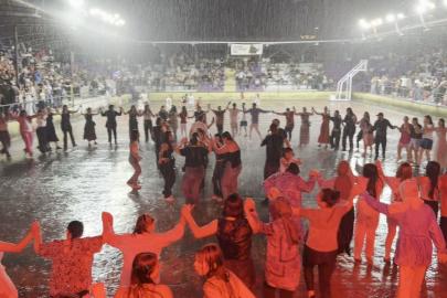Karadeniz’de konser böyle olur: Sağanak yağmur başladı, onlar horona devam etti