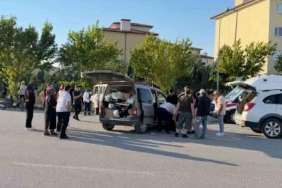 Kavşakta kamyonet ile hafif ticari araç çarpıştı: 1’i ağır 3 yaralı
