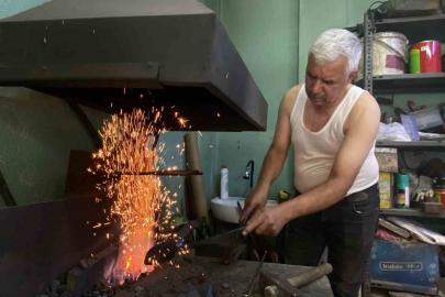 Kavuran sıcaklarda, 60 derecelik atölyede üretimden vazgeçmiyor