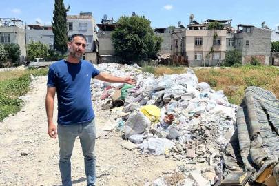 Mahalle arasındaki arsa çöplüğe döndü, vatandaşlar tepki gösterdi