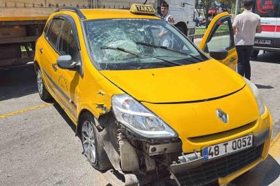 Menteşe’de park halindeki araçlara çarpan taksinin sürücüsü yaralandı