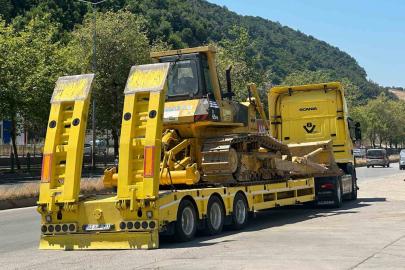 Motosiklet ile iş makinesi taşıyan tır çarpıştı: 1 yaralı