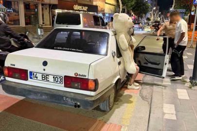 Peluş ayı ehliyetsiz sürücüyü ele verdi