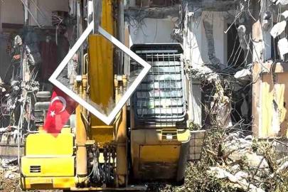 Pendik’te yıkım sırasında dikkat çeken hassasiyet: Kepçe operatörü Türk Bayrağı için çalışmayı durdurdu