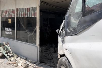 Pikapla çarpışan minibüs kıraathaneye daldı: 1 ölü, 3 yaralı