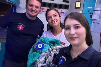 Sabırsız minik, dünyaya gözlerini ambulansta açtı