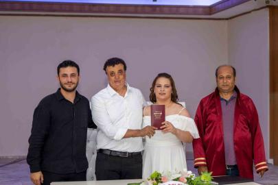 Sessiz dünyalarında aşkı buldular, işaret diliyle ‘evet’ dediler