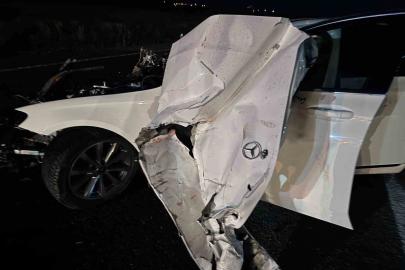 Sivas’ta traktöre çarpan Mercedes hurda yığınına döndü: 4 yaralı