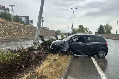 Su birikintisine kapılan araç, refüjde aydınlatma direğine çarptı: 3 yaralı