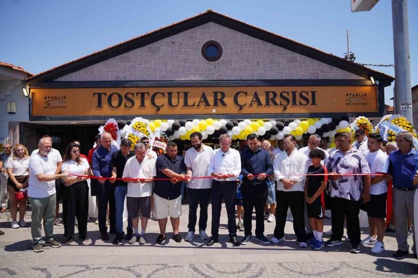 Tarihi Ayvalık Tostçular Çarşısında örnek  iş birliği