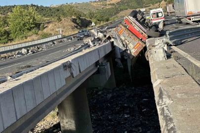 Uşak’ta tır, iki köprü arasına devrildi: 1 ölü