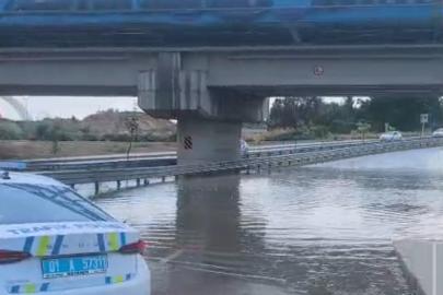 Adana’da sağanak ve kuvvetli rüzgar hayatı olumsuz etkiledi: Çatı sokağa düştü