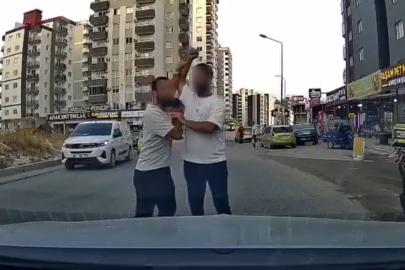 Adana’da trafikte tartıştığı sürücüye testereyle saldıran şahıs kamerada