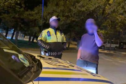 Alkollü sürücü polis otosuna binerken kapıları karıştırdı