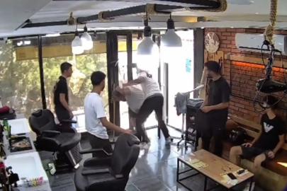 Berbere bıçakla girdi, hayatının dayağını yedi