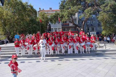 Burhaniye’ de Özgür Kanatlar Halk Bandosu törenlere renk kattı