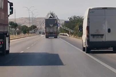Damperi açık unutulan kamyon yön levhasını yıktı