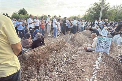 Diyarbakır’daki feci kazada ölen 5 kardeş ve 2 yeğen yan yana defnedildi