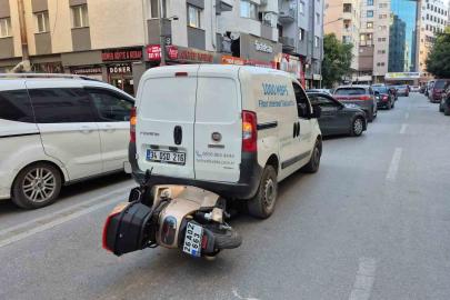 Eskişehir’de korkutan kaza: Motosiklet, hafif ticari aracın altına girdi