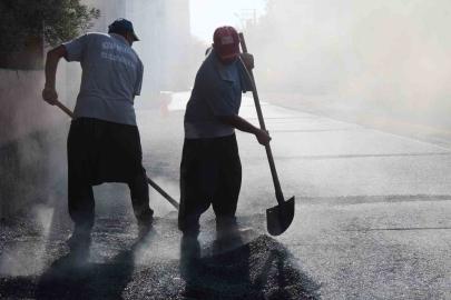 Hava 40, asfalt 200 derece: Adana’da işçilerin zorlu mesaisi