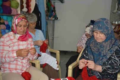 İlmek ilmek dev Türk bayrağı ördüler