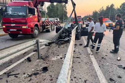 Isparta’da feci kaza: Bariyerlere çarpan otomobilin sürücüsü hayatını kaybetti