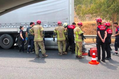 İzmir’de feci kaza: Tıra çarpan otomobilin sürücüsü hayatını kaybetti