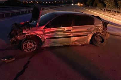 Kırklareli’de bariyerlere çarpan otomobil hurdaya döndü