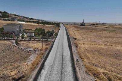 Kırsal yollarda sathi kaplama çalışmaları sürüyor