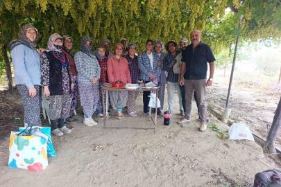Manisa’da çiftçiden tarım işçisine üzüm bağında doğum günü sürprizi