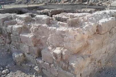 Melikgazi Medresesi kazısı için yaya yolu kapatılıyor
