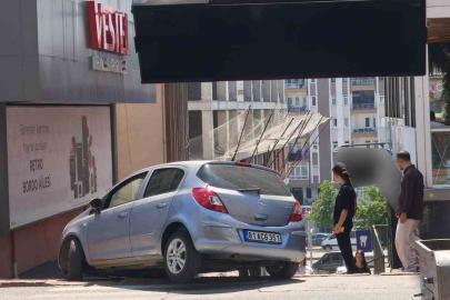 Navigasyon yanıltınca otomobil merdivenlere çıktı, faciadan dönüldü