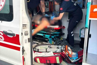 Önce servis aracına ardından tıra çarpan motosiklet sürücüsü ağır yaralandı
