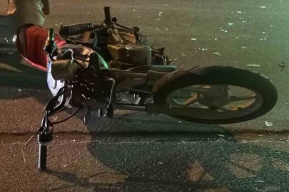 Otomobille çarpışan plakasız motosikletteki iki şahıs toparlayarak kaçtı