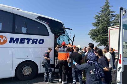 Uşak’ta yolcu otobüsünün kamyona arkadan çarptığı kazada ağır yaralanan muavin hayatını kaybetti