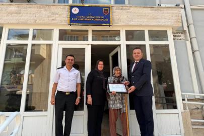 Yıllarca simit satarak kazandıkları evlerini jandarmaya bağışladı