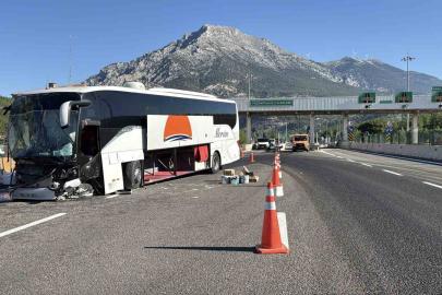 Yolcu otobüsü bariyere çarptı: 5 yaralı