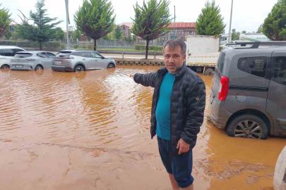 2 gün önce aldığı aracının sular içinde kaldığını görünce büyük üzüntü yaşadı