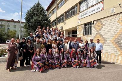40 yıl sonra aynı okul bahçesinde buluştular