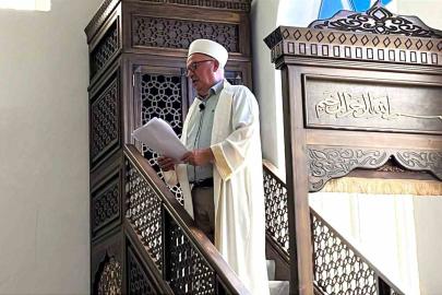 44 yıllık imam cemaatine cuma hutbesiyle veda etti