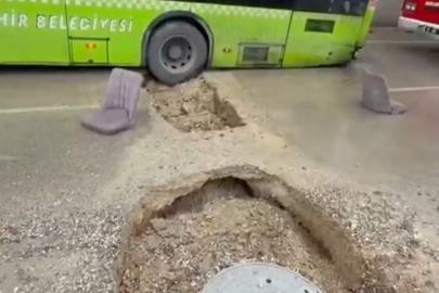 Adana’da belediye otobüsü yağış sonrası oluşan çukura düştü