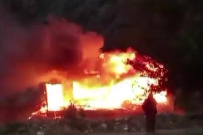 Amasya’da ahşap ev alev alev yandı