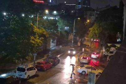 Ankara’da sağanak etkili oldu, sokaklar göle döndü