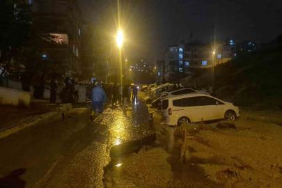 Ankara’da yol çöktü, onlarca araç mahsur kaldı