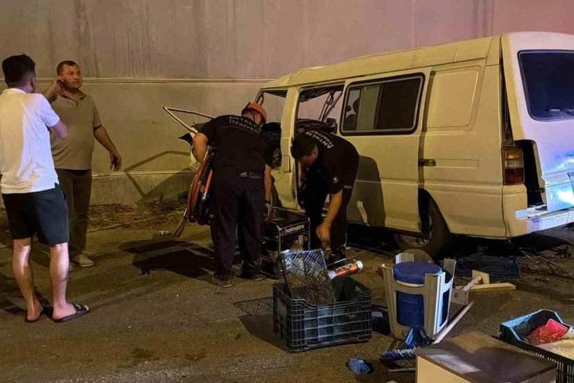 Antalya’da panelvan kontrolden çıktı: 1 yaralı