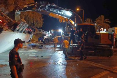 Antalya’da tır devrildi: Durakta bekleyen 2 kişi hayatını kaybetti