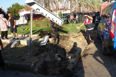 Antalya’da tur minibüsü, kamyonet ve otomobille çarpıştı: 15 yaralı