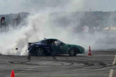 Asfaltı yakıp geçtiler: Tekirdağ’da nefes kesen drift şovu