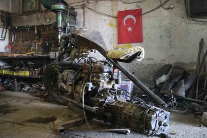 Babası ‘olmaz’ dedi o ikna etti, araba motorundan motosiklet yaptı